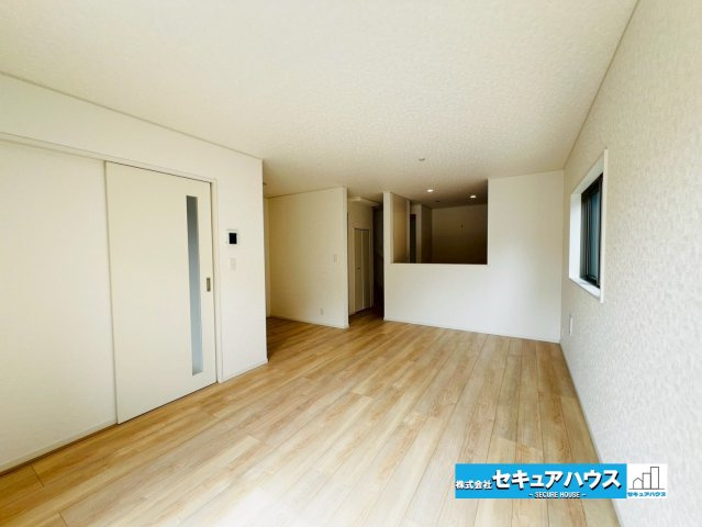 【今からご案内可能】東海市富貴ノ台 全6棟の居間・リビング|【LDK】
◆通学から帰宅し、リビングルームで会話を楽しむ子ども達。リビングから臨む景色は太陽色に染まり、解放感溢れゆったりとしたひと時を過ごすことが出来る素敵な空間です。