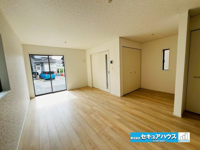 【今からご案内可能】東海市富貴ノ台 全6棟の居間・リビング|【LDK】
◆日当たりが良く温かい広々リビングは家族の団らんスペースになります。