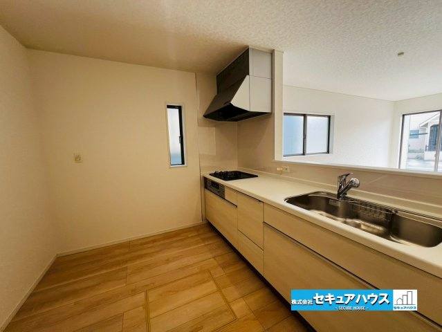 【今からご案内可能】東海市富貴ノ台 全6棟のキッチン|【キッチン】
◆対面式キッチンのためリビングの様子を見ながら料理することができます♪