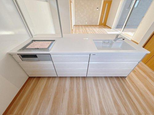 【PaPamaru】宇都宮市富士見町　モデルハウスのキッチン|〇キッチン〇
高品位ホーローが標準装備！汚れも楽に落とせるのでお手入れカンタン♪いつも清潔にお使いいただけます。
IHクッキングヒーターは火を出さないためお子様にも安心。