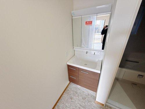 【PaPamaru】宇都宮市富士見町　モデルハウスの洗面所|〇洗面脱衣室〇
化粧台は使いやすい三面鏡タイプを採用！つなぎ目がなく汚れもサッとひと拭きキレイアップカウンター、簡単キレイを追求したキレイアップ水栓♪