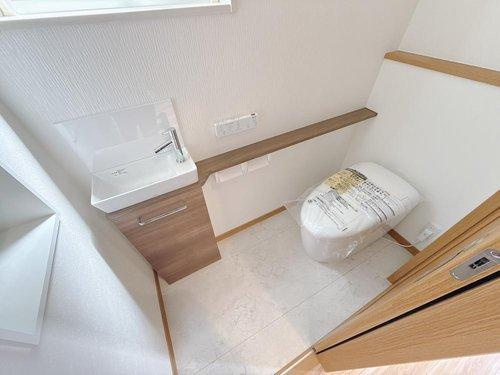 【PaPamaru】宇都宮市富士見町　モデルハウスのトイレ|〇1F高機能トイレ〇
デザイン性も高く、節水効果に優れたタンクレストイレ。お掃除もしやすくトイレ空間も広く使えます。手洗い付き♪