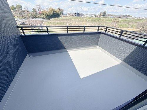 【PaPamaru】宇都宮市富士見町　モデルハウスのバルコニー|〇サンテラス〇
主寝室から出入りできるテラス♪広々としたテラスからの眺めは、自然を感じられてとても素敵です。お洗濯ものはもちろん、運ぶのが大変なお布団もラクラク干せます♪