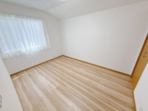 【PaPamaru】宇都宮市富士見町　モデルハウスの洋室|〇2F洋室6帖〇
吸音効果に優れた「健康快適天井材」を採用！残響音を制御し、シックハウス症候群の原因物質ホルムアルデヒドを吸着・分解、断熱・防火などさまざまな機能を持ちます。