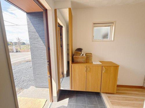 【PaPamaru】宇都宮市富士見町　モデルハウスの玄関|〇玄関〇
お出かけ前のコーディネートをチェックできる、全身ミラー付きのシューズボックスはスリムなのに豊富な収納力があります。ご家族分の靴がスッキリ収納できます。