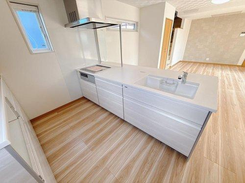 【PaPamaru】宇都宮市富士見町　モデルハウスのキッチン|〇キッチン〇
開放感のある対面式キッチン 。キッチンとダイニングが近く食事の用意や片づけが楽々。見た目だけではなく使い勝手も考えた間取りです♪