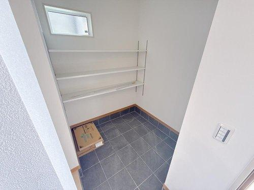【PaPamaru】宇都宮市富士見町　モデルハウスの収納|〇シューズインクローク〇
高さ調節自由な可動棚付き。部屋には持ち込みたくないベビーカーやゴルフバッグなどもすっきり収納！土間空間なので雨の日の出入りも気になりません。
