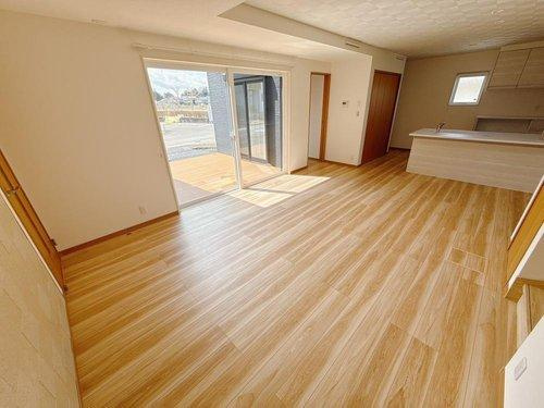 【PaPamaru】宇都宮市富士見町　モデルハウスの居間・リビング|〇LDK19帖〇
広々としたリビングは南側に設けた掃き出し窓からたくさんの陽光を取り入れてくれます。ウッドデッキへ繋がる開放的なリビングダイニング♪１階掃き出し窓には、シャッターが標準装備です。