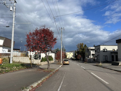 【前面道路含む現地写真】 | 小樽市銭函１丁目 南向き300坪 | 幅18ｍ公道から入ってすぐの立地♪