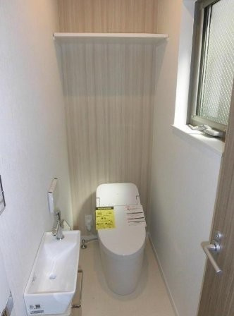 岡山手町　新築一戸建てのトイレ|タンクレストイレ　手洗い場付き
■物件内覧・資金計画相談・住宅ローン相談、リフォーム相談、お問合せ受付中■
※当日・翌日のご内覧、ご相談はお電話でのお問合せがスムーズです！