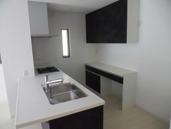 岡山手町　新築一戸建てのキッチン|システムキッチン　カップボード
■物件内覧・資金計画相談・住宅ローン相談、リフォーム相談、お問合せ受付中■
※当日・翌日のご内覧、ご相談はお電話でのお問合せがスムーズです！