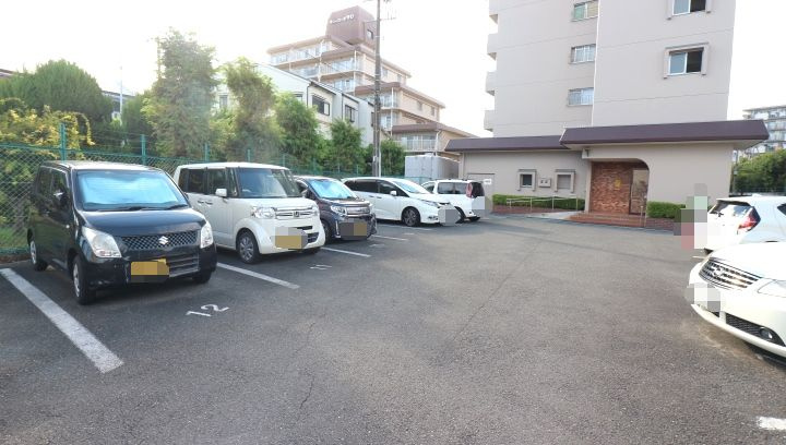 コスモハイツ守口の駐車場