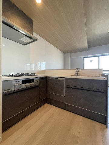 コスモハイツ守口のキッチン|【同社施工例】※類似同仕様です。開口部のデザインや位置等のデザインが異なります。