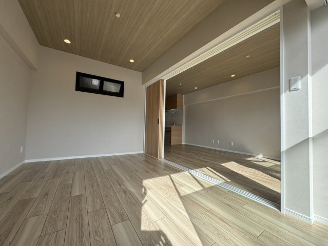 コスモハイツ守口の洋室|【同社施工例】※類似同仕様です。開口部のデザインや位置等のデザインが異なります。