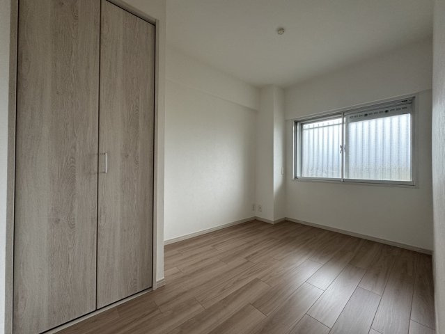 コスモハイツ守口の洋室|【同社施工例】※類似同仕様です。開口部のデザインや位置等のデザインが異なります。