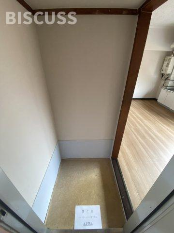 三葉マンションの玄関