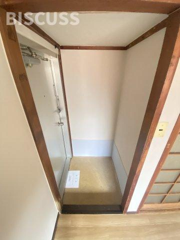 三葉マンションの玄関