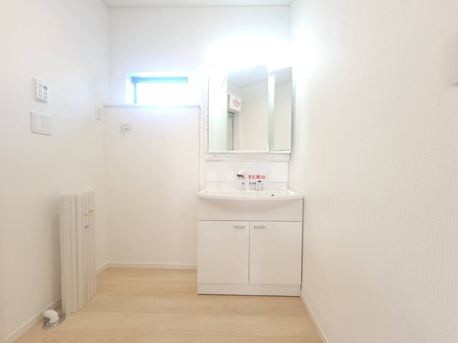 【Cradle Garden】壬生町幸町 第5 限定1邸の独立洗面台|〇洗面化粧台〇
三面鏡の鏡は収納豊富です。鏡の裏側にも、足元の扉も収納スペースになっています。
※2025年11月撮影