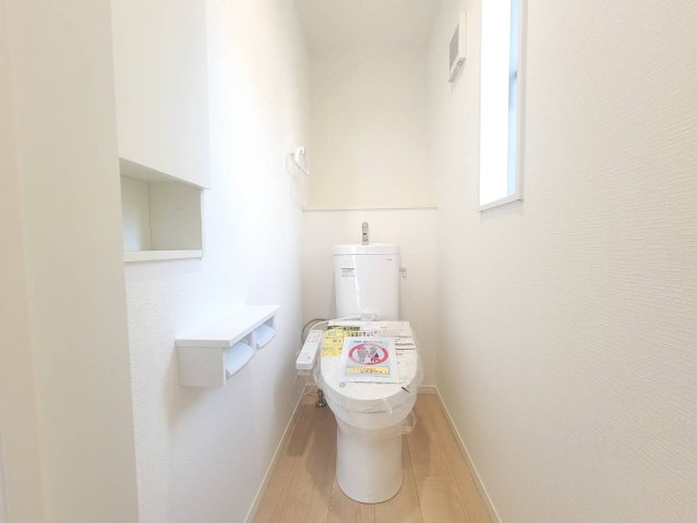 【Cradle Garden】壬生町幸町 第5 限定1邸のその他|〇トイレ〇
ニッチ収納＆タオル掛け付きトイレ。ご家族様の多いご家庭でも安心の、２階建てプランはもちろん、トイレ２ヵ所付きです！ふたは自動開閉式◎
※2025年11月撮影