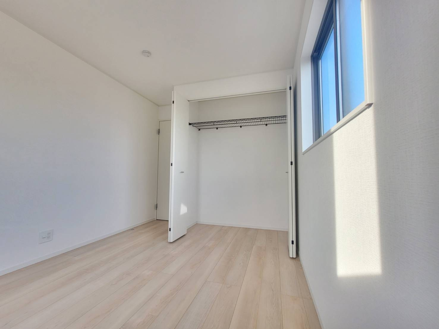 【Cradle Garden】壬生町幸町 第5 限定1邸の洋室|〇2F洋室5.2帖〇
お子様部屋に最適な広さです。将来お子様がひとり暮らしをしても、いつでも帰ってこれる環境があるのは嬉しいことですね。
※2025年9月撮影