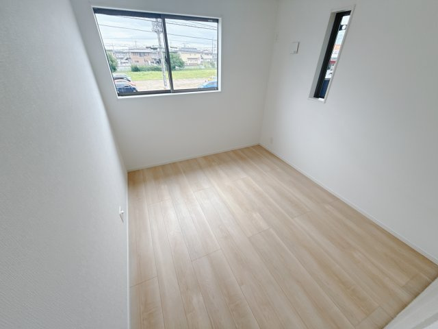 【Cradle Garden】壬生町幸町 第5 限定1邸の洋室|〇2F洋室5.2帖〇
お子様の一人部屋に適した洋室。自分の部屋を持っている子供たちは、自分のおもちゃや勉強道具、洋服などの私物をひとつの部屋で管理できるようになります。
※2025年9月撮影