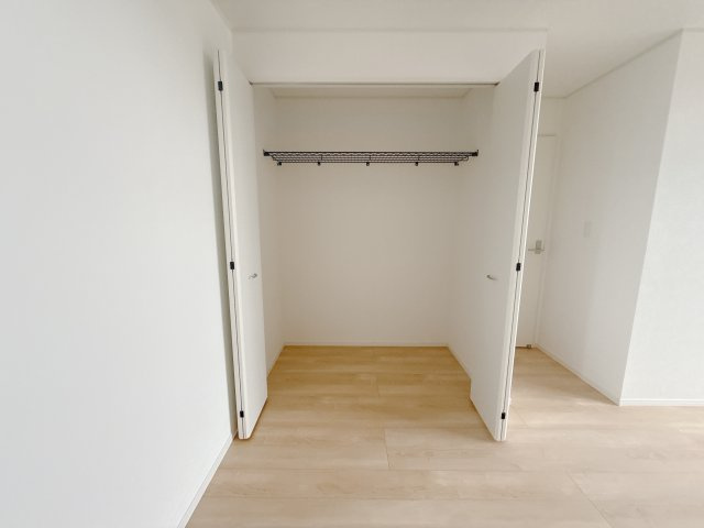 【Cradle Garden】壬生町幸町 第5 限定1邸の収納|〇2F洋室クローゼット〇
２階各居室に収納完備！しっかり容量があるので、いつでもお部屋がスッキリ片付きます♪
※2025年9月撮影