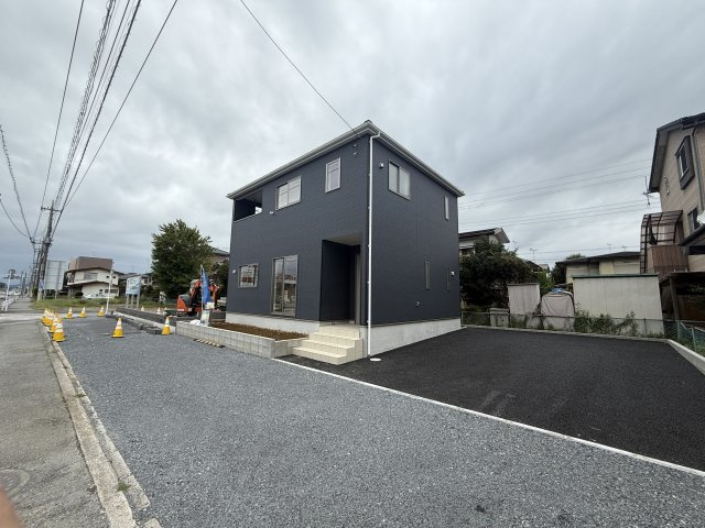 【Cradle Garden】壬生町幸町 第5 限定1邸の前面道路含む現地写真|〇分譲地〇
前面の南道路幅約21ｍ、駐車スペース並列２台～可能です。
ぜひ現地にて日当たり、周辺環境等ご確認ください。分譲地の周辺地域を熟知した担当者がご案内させていただきます♪
