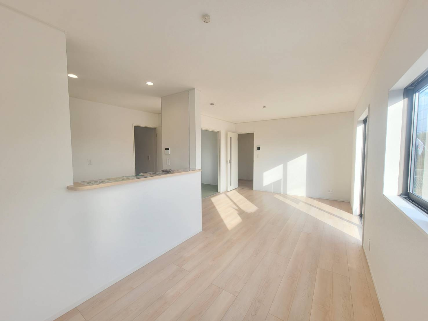 【Cradle Garden】壬生町幸町 第5 限定1邸の居間・リビング|〇LDK16帖〇
ダイニングは暖かい陽が射し、明るく広々とした印象です。大きなダイニングテーブルを置いても開放感のあるスペースです。対面式のキッチンだから、お料理の配膳も楽々♪
※2025年11月撮影