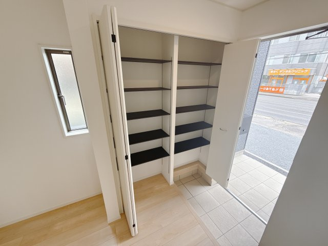 【Cradle Garden】壬生町幸町 第5 限定1邸の玄関|〇玄関収納〇
お客様をお出迎えする玄関は、白を基調とした清潔感のあふれる空間♪高さ調節自由な可動棚付きシューズクローク完備♪
※2025年9月撮影