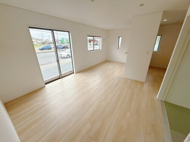 【Cradle Garden】壬生町幸町 第5 限定1邸の居間・リビング|〇LDK16帖〇
広々としたリビングは南側に設けた掃き出し窓からたくさんの陽光を取り入れてくれます。広さがありますので家具の配置も自由自在♪
※2025年9月撮影