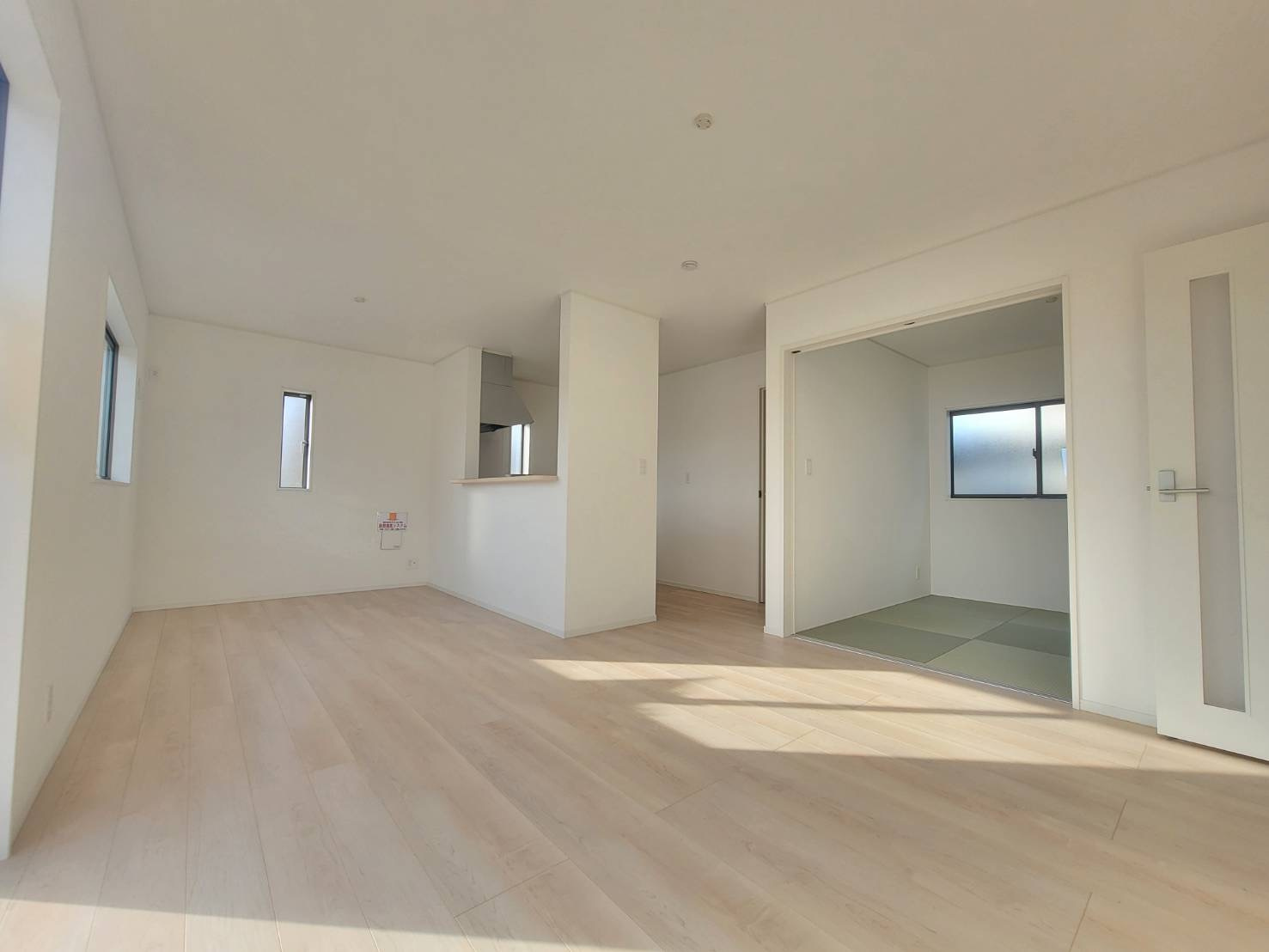 【Cradle Garden】壬生町幸町 第5 限定1邸の居間・リビング|〇LDK16帖〇
リビングの横に和室を設けた和モダンな間取り。襖を開放すればフラットなひと続きの空間として、閉めればそれぞれ独立した空間として使用できます。
※2025年11月撮影