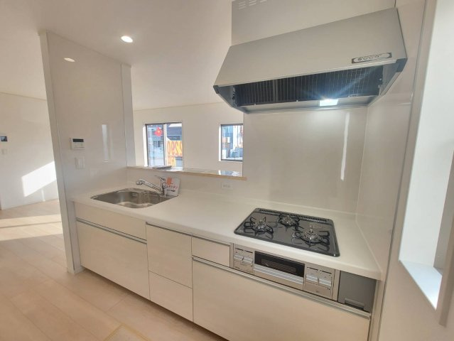 【Cradle Garden】壬生町幸町 第5 限定1邸のキッチン|〇キッチン〇
お料理をしながら、後片付けをしながら会話がはずむ対面キッチン。リビングが見渡せるので小さいお子様がいても安心です。
※2025年11月撮影