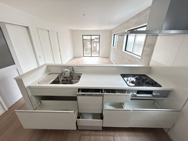 【LGARE】下都賀郡壬生町 40期 全2区画のキッチン|〇2号棟キッチン〇
大きな鍋やフライパンを収納できるスライド収納が完備されています。また、カウンターが広いので作業がしやすく、シンクやコンロなどのお手入れがしやすい仕様。食洗器付き♪