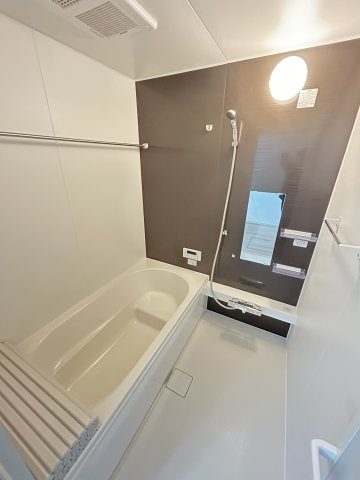 【LGARE】下都賀郡壬生町 40期 全2区画の浴室|○浴室○
ベンチ付きの浴槽で、気軽に半身浴。浴室乾燥機も標準で付いています。雨の日のお洗濯や、ヒートショック対策にも◎
