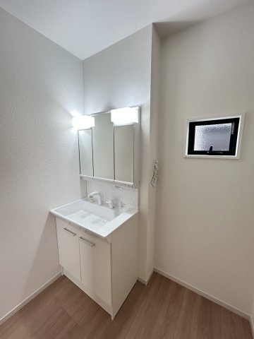 【LGARE】下都賀郡壬生町 40期 全2区画の独立洗面台|○洗面化粧台○
洗面脱衣室には使いやすい三面鏡を設置しました。鏡の裏側には便利な収納スペースがついており、使いやすい仕様です。　
