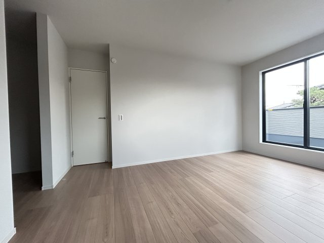 【LGARE】下都賀郡壬生町 40期 全2区画の収納|○2号棟ウォークインクローゼット○
主寝室にフリースペース＆ウォークインクローゼット完備♪
長く住むにつれて自然と多くなるお荷物も楽々しっかりと収納できます。
※2025年10月撮影