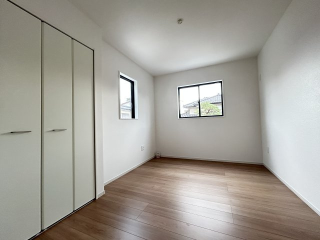 【LGARE】下都賀郡壬生町 40期 全2区画の洋室|○2F洋室5.8帖○
２F居室は全室2面採光で通風にも優れています。居室のサッシにはペアガラスを採用しております。高い断熱性による省エネと結露対策に有効です。
