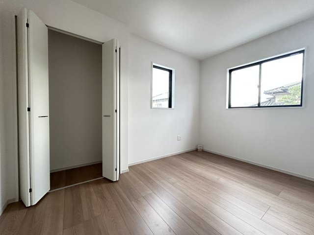 【LGARE】下都賀郡壬生町 40期 全2区画の洋室|○2F洋室5.8帖○
居室についたウォークインクローゼットに荷物をしまえば、お部屋がいつでも広々スッキリします♪
