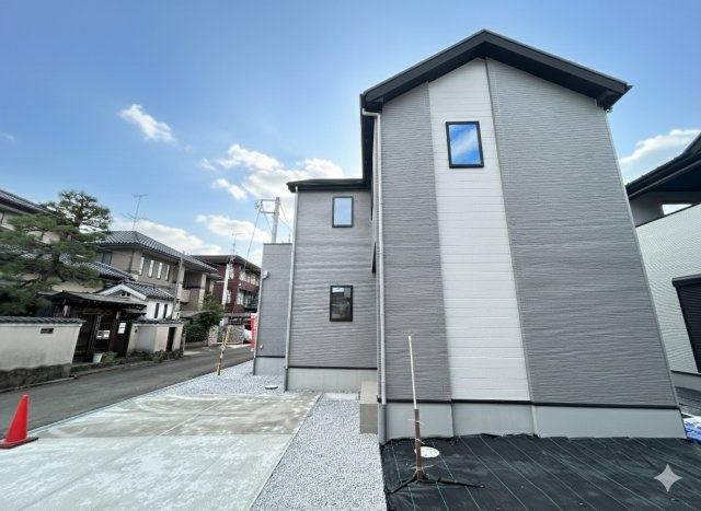 【LGARE】下都賀郡壬生町 40期 全2区画の外観|〇庭スペース〇
南西公道に面した日当たり良好な立地です♪カースペース並列3台可能！お友達をたくさん呼べるゆとりの駐車スペースです。ガーデニングや家庭菜園で緑の潤い溢れる暮らしを！