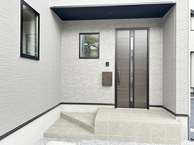 【LGARE】下都賀郡壬生町 40期 全2区画のエントランス|〇玄関ポーチ〇
雨の日でも安心な屋根付き、人感センサー照明付き玄関ポーチ。TVモニター付きインターホンも標準装備です。
