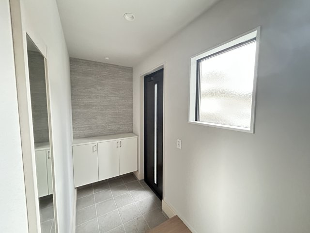 【LGARE】下都賀郡壬生町 40期 全2区画の玄関|〇玄関〇
家族の靴がたくさんしまえる下駄箱付き。お子さんの靴がこれから増えても安心な大きさです。お出かけ前のコーディネートをチェックできる、全身ミラー付き♪
