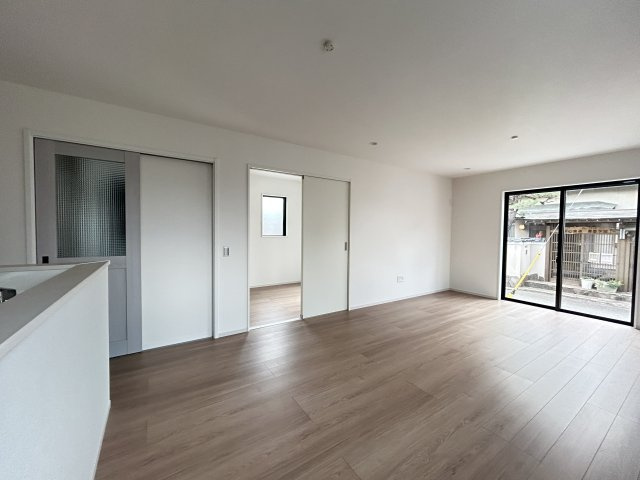 【LGARE】下都賀郡壬生町 40期 全2区画のキッチン|〇２号棟キッチンから〇
見通しの良いオープンキッチンなので、子供達もいつもママのそばにいられる安心感が生まれます。お子さんがよく動き回る年齢になっても安心して見守ることができます♪
※2025年10月