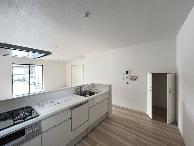 【LGARE】下都賀郡壬生町 40期 全2区画のキッチン|○1号棟キッチンパントリー○
キッチン横の「パントリー」は食材を保管したり、普段使わないお料理道具を収納したりできるマルチスペース。
※2025年10月撮影