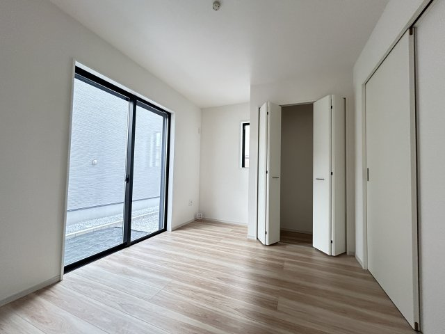 【LGARE】下都賀郡壬生町 40期 全2区画の洋室|○1号棟1F洋室5.4帖○
リビングと続き間の洋室は玄関からも直接出入り可能です。
お部屋をお客様に見せたくない時でも安心して招くことができます。
※2025年10月撮影