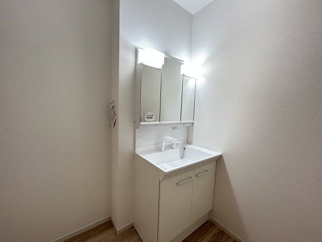 【LGARE】下都賀郡壬生町 40期 全2区画の独立洗面台|○洗面化粧台○
三面鏡の鏡は収納豊富です。鏡の裏側にも、足元の扉も収納スペースになっています。
※2025年10月撮影