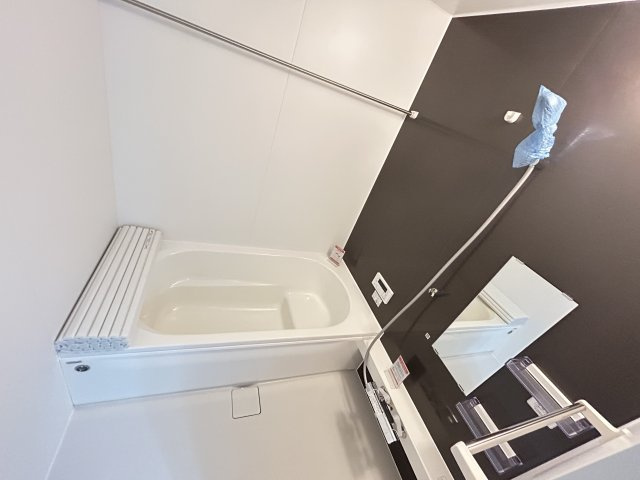 【LGARE】下都賀郡壬生町 40期 全2区画の浴室|○浴室○
家族みんなの使いやすさとリラクゼーションを追求した体も心も安らぐバスルーム♪													
ベンチ付きの浴槽で、気軽に半身浴。浴室乾燥機も標準で付いています。
※2025年10月