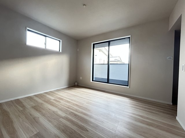 【LGARE】下都賀郡壬生町 40期 全2区画の洋室|○1号棟2F洋室９帖○
アクセントクロスが印象的な主寝室です。ウォークインクローゼット完備♪
プライベートバルコニーに繋がる明るく開放的な居室です。
※2025年10月撮影