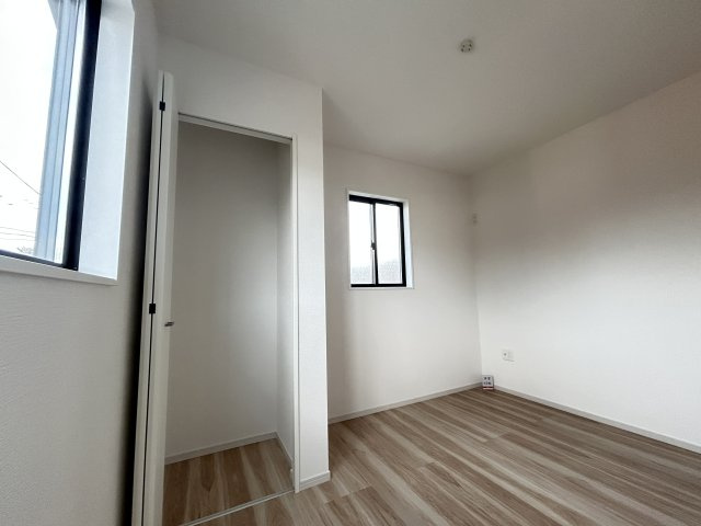 【LGARE】下都賀郡壬生町 40期 全2区画の洋室|○1号棟2F洋室4.8帖○
お子さんの一人部屋に最適な居室です。クローゼットも付いているので、お子様が自然とお片付けできる環境に。
※2025年10月撮影