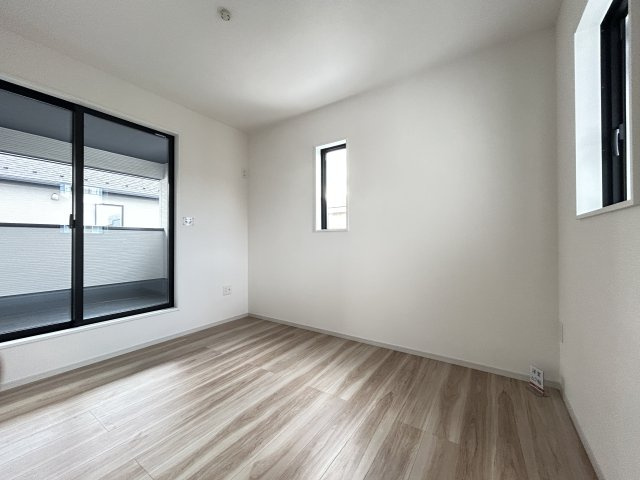 【LGARE】下都賀郡壬生町 40期 全2区画の洋室|○1号棟2F洋室6.7帖○
プライベートバルコニーに面した洋室です。お勉強の合間にバルコニーに出て深呼吸すれば
気分転換になりますね♪
※2025年10月撮影