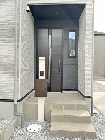 【LGARE】下都賀郡壬生町 40期 全2区画の玄関|〇1号棟玄関ポーチ〇
雨の日でも安心な屋根付き、人感センサー照明付き玄関ポーチ。TVモニター付きインターホンでお子様のお留守番も安心です♪
※2025年10月撮影